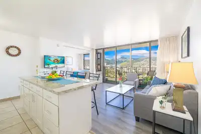 Image de Great Mountain Views on 31st fl. | Ac, Wifi & Parking | Courte promenade Ă la plage!