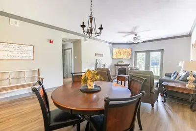 Image de Condo de luxe spacieux 3br / 2ba juste à côté de la promenade! Piscine / WiFi / Aire de jeux