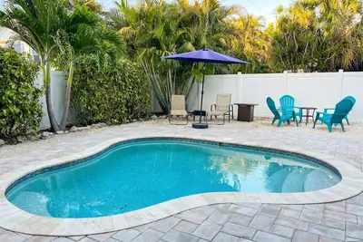 Image de Près de la plage et des restaurants avec piscine privée chauffée!
