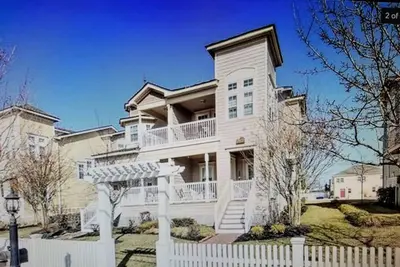 Image de Best of Beach Haven, entièrement rénové en demi-duplex à Towne Club! !