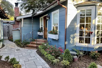 Image de Quaint Carmel Cottage - Downtown - 'Marley Cottage' + bain à remous privé