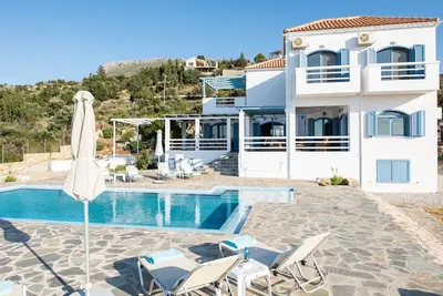 Image de Luna, beautiful, large villa with spacious outdoor areas and private pool.