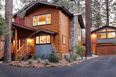 Image de Basecamp - Chalet de luxe et élégant, 5 chambres, 3 cheminées, bain à remous