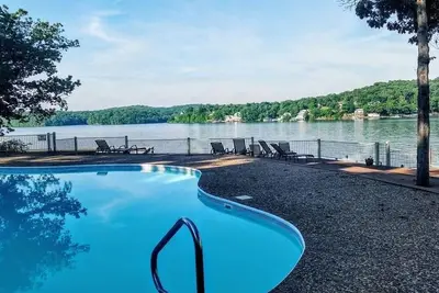 Image de Feuillage d'automne incroyable et vue sur le lac depuis cette unité de 3br - 3 Bath!