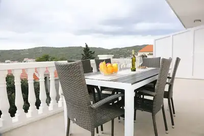 Image de Appartement de deux chambres avec la terrasse et la vue sur le mer Zavalatica, Korcula (A-4459-c)
