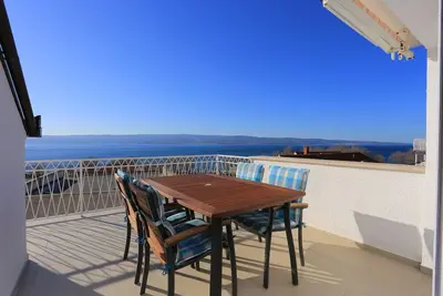 Appartement de deux chambres avec la terrasse et la vue sur le mer Duce, Omis (A-16406-b)
