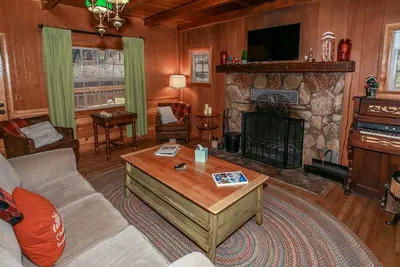 Image de Traîneau et Snowplay dans la cour arrière! Cozy mis à jour cabine rétro des années 50.