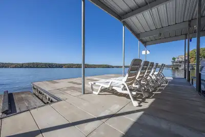 Image de Tan Tar A Estates 3 chambres / 3 salles de bain Lakefront House avec Dock et bain Ă remous