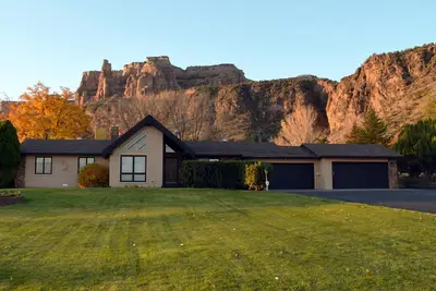 Image de Maison spacieuse avec bain à remous et vues incroyables à la base du monument Co Nat'l!