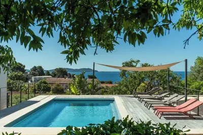Image de Villa vue sur la mer, 4 chambres, piscine chauffée, jardin / 450m de la plage.
