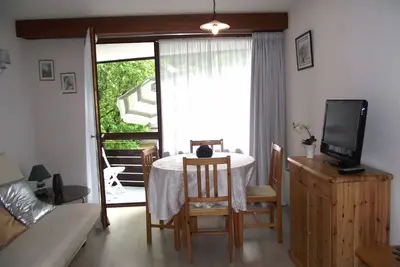 Image de Appartement  lumineux, cosy, avec parking privé gratuit  et terrasse pour  4