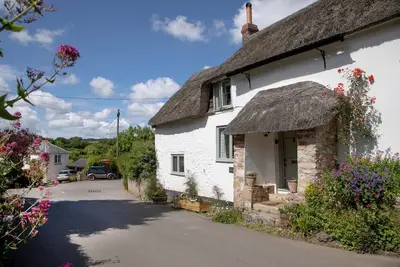 Image de Une superbe chaumière au toit de chaumière d'une chambre à coucher dans le village de Stockland