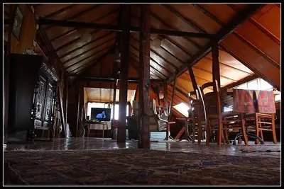 Image de Zimmer Alreda un espace ouvert, plancher en bois 120 ans colonnes en bois Qotran