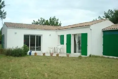 Image de Sur grand jardin clos et arboré, maison d'architecte très claire sans vis a vis