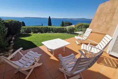 Image de 3p vue mer dans une résidence avec piscine et accès direct à la plage