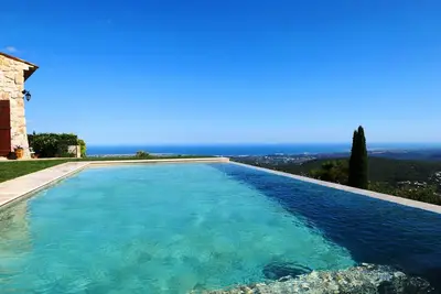 Image de Gîte de charme avec piscine et vue panoramique mer