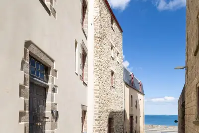 Image de Au coeur de la cité corsaire au bord de l'eau