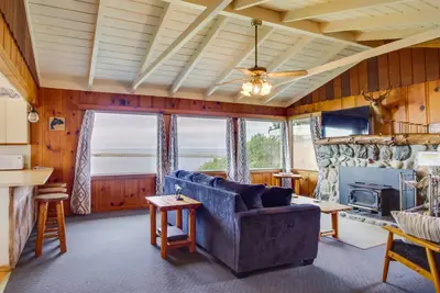 Image de Nouveau! Coastal Smith River Cottage w / vue sur l'océan!