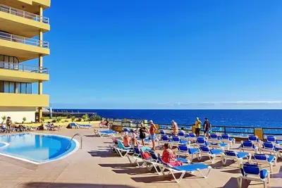Image de 8 -1br. Terrasse et solarium privé. Volcan & Vue sur Mer. Piscine chauffée. Neuf
