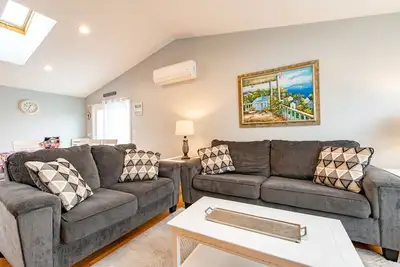 Image de Belle maison familiale de Sand Hill Cove - Marchez jusqu'à la plage et les restaurants Roger Wheeler!