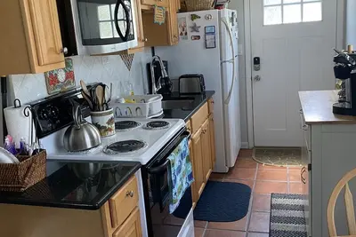 Image de Récemment rénové Ocean Bay Park Studio à partir de 1200 $ / semaine!