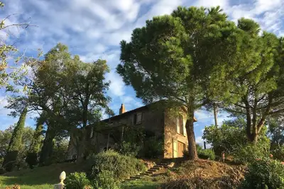 Image de Villa italienne avec piscine et vue imprenable sur la vallée du Tibre.