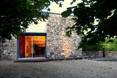 Image de petite maison dans les arbres