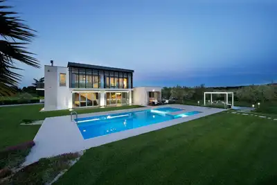 Image de Villa moderne avec piscine entourée de verdure