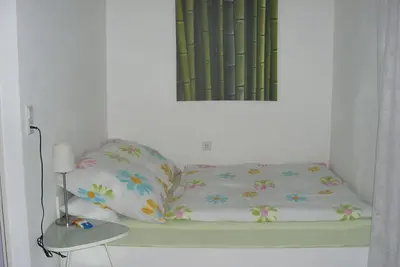 Image de Petit appartement joliment rénové, calme mais central, avec de bons transports en commun