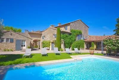 Superbe ferme restaurée datant du 18 siècle au coeur de la Provence
