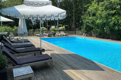 Image de Belle maison contemporaine East Hampton avec draps et serviettes de luxe