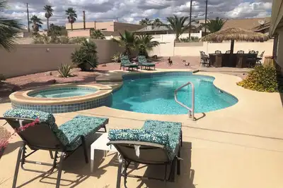 Image de Profitez De La Grande Piscine EXTÉRIEURE Et Des Zones De Divertissement Dans La Cour ARRIÈRE PRIVÉE