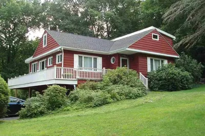 Image de Red House on the Hill - Une escapade moderne avec bain à remous