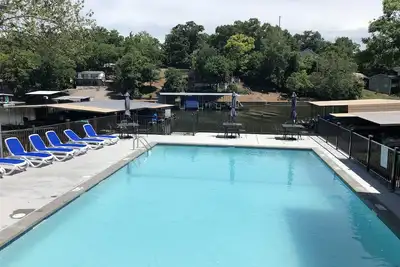 Image de Condo 3 Br / 2 Ba au bord du lac à côté du terrain de golf, piscine, quai
