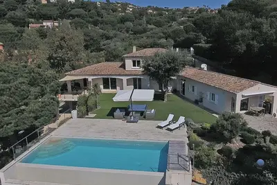 Image de Superbe villa dans le domaine privé la Nartelle situé dans un écrin de verdure