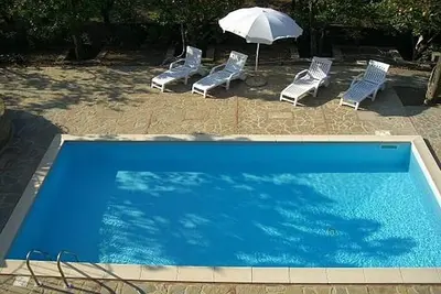 Image de Villa Fillide E: Un appartement de deux étages agréable et accueillant entouré de verdure.