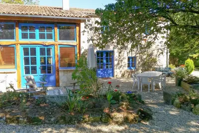 Image de Maison de caractère avec espace de sérénité + vaste piscine - 4 Etoiles