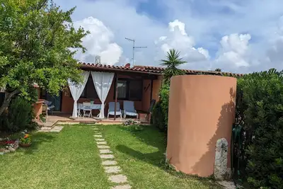 Image de Maison individuelle de deux pièces à 50 mètres de la plage, tous les services à distance de marche.