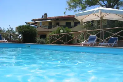 Image de Partie d'une belle villa avec piscine et jardin, Ă 4km de la mer