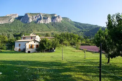 Image de Maison provençale dans immense jardin avec lavande (Le Moulin, Maison du milieu)