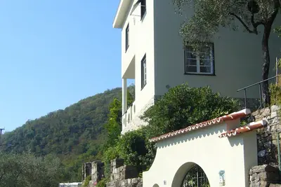 Promotion! Maison et jardin avec une vue magnifique sur la mer.
