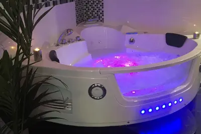 Image de Le Love Spa appartement détente romantique avec Jacuzzi, Sauna. . .