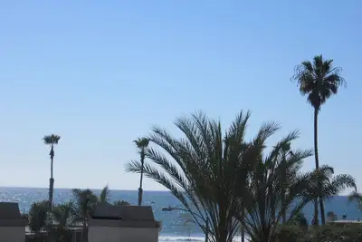 Image de A Beautiful 1 Br, 1 Bath, Ocean View. nouveau tapis, plancher et nouveau lit king size