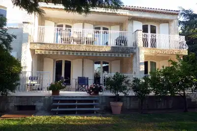 Rdc de villa avec jardin et piscine privée, très calme, 5 mn de la plage. Wi-Fi