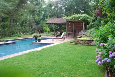 Image de Village Cottage Oasis. Piscine de type resort. Marche facile / vélo vers le village et les plages