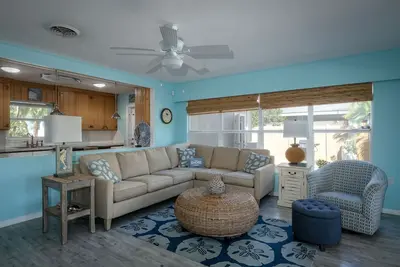 Image de A Shore Thing - Relaxing Island Living, grande piscine chauffée, ascenseur à bateaux