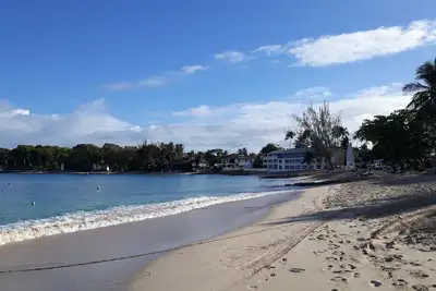 Image de Calme, Rez-de-chaussée, Climatisé Appartement - 35 Metres À La Plage