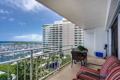 Ilikai 908 Ocean / Sunset / Marina Views King Bed, sofa bed