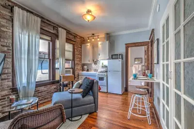 Image de Classic woodwork & details in 1912 Colonial!