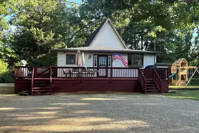 Image de 4br / 2. 5 Ba Location de vacances familiale entourée de 2. 5 acres boisés